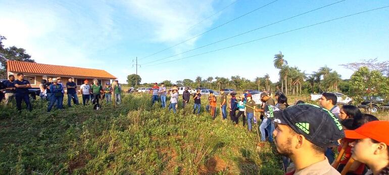 Los estudiantes fueron orientados por sus profesoras para realizar de acuerdo a las técnicas adecuadas la plantación.