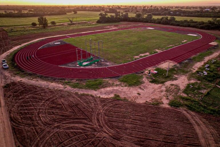 Vista aérea de la pista de atletismo inaugurada hoy en Filadelfia Chaco.