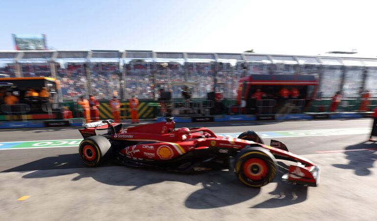 El Ferrari del piloto monegasco Charles Leclerc en el entrenamiento libre del Gran Premio de Australia de la Fórmula 1 en el circuito de Albert Park, en Melbourne, Australia, 