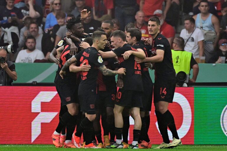 Los jugadores del Bayer Leverkusen celebran un gol en el partido frente al Kaiserslautern en la final de la Copa de Alemania en el estadio Olímpico, en Berlín.