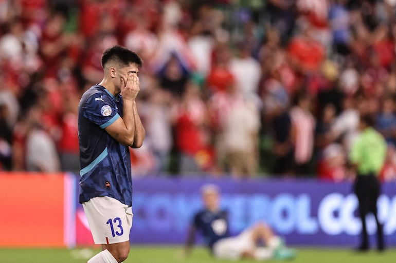 AUSTIN, TEXAS - JULY 02: Nestor Gimenez of Paraguay reacts after losing 2-1 to Costa Rica during the CONMEBOL Copa America 2024 Group D match between Costa Rica and Paraguay at Q2 Stadium on July 02, 2024 in Austin, Texas.   Omar Vega/Getty Images/AFP (Photo by Omar Vega / GETTY IMAGES NORTH AMERICA / Getty Images via AFP)