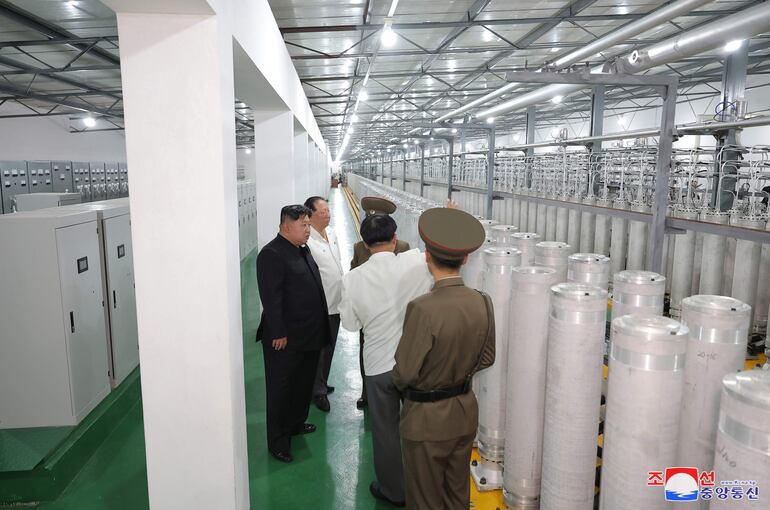 El líder norcoreano Kim Jong Un (i) inspecciona la central nuclear donde enriquecen uranio.