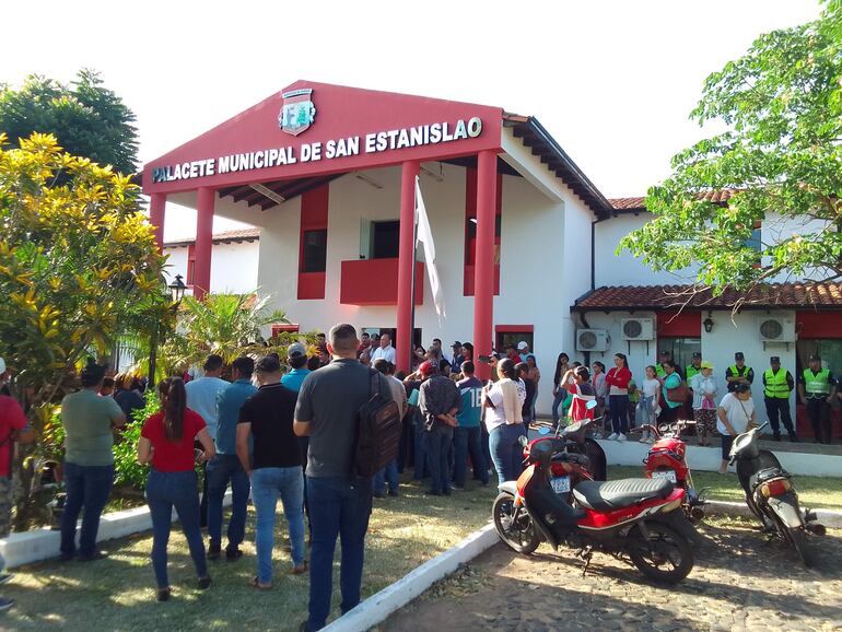 Los siete concejales colorados retrocedieron de la puerta de acceso al palacete municipal, supuestamente por falta de garantías