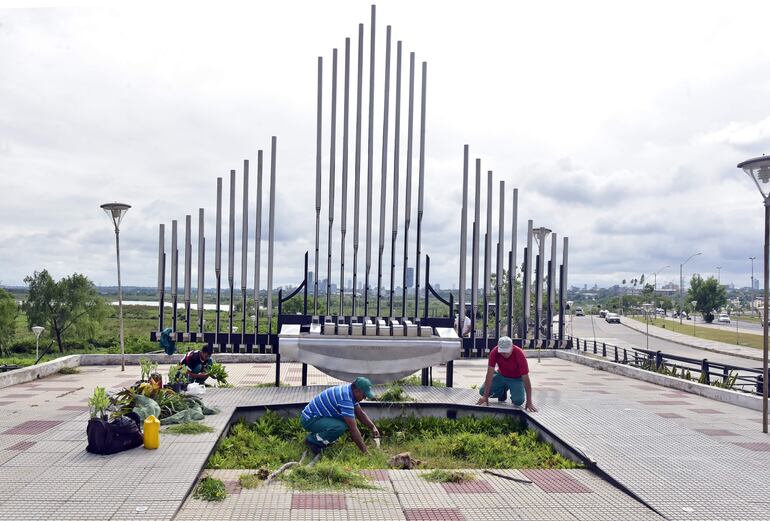 Funcionarios de la Municipalidad de Asunción realizan trabajos de Jardinería en el Paseo de la Guarania.