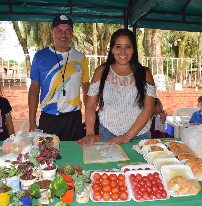 El docente Milton Monges acompañada de su esposa la productora Susana Fleitas.