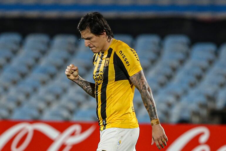 Federico Santander de Guarani celebra un gol ante Danubio hoy, durante el encuentro por Copa Sudamericana, en el Estadio Centenario en Montevideo (Uruguay).