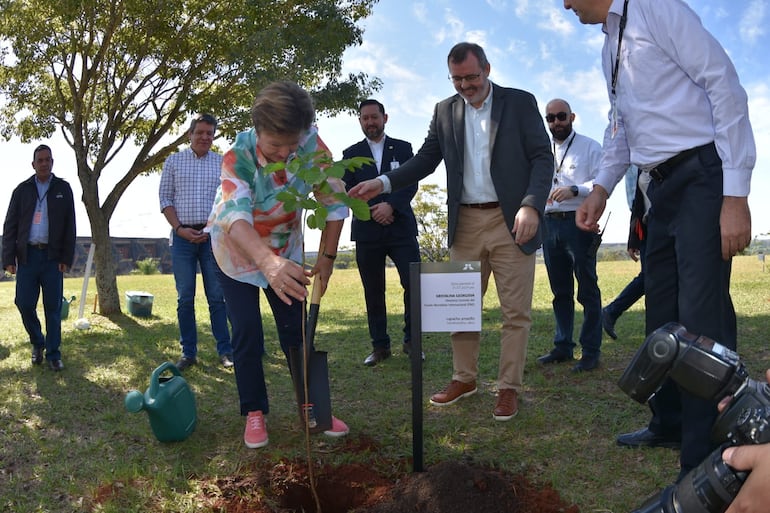 Directora gerente del FMI, Kristalina Georgieva, durante su visita a la Central Hidroeléctrica Itaipú.