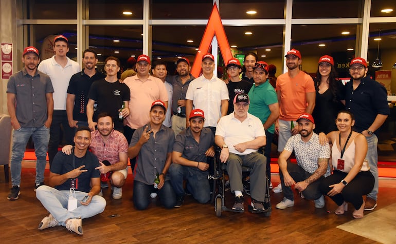 Pilotos, patrocinadores, autoridades y colaboradores de la organización presentes en el evento.