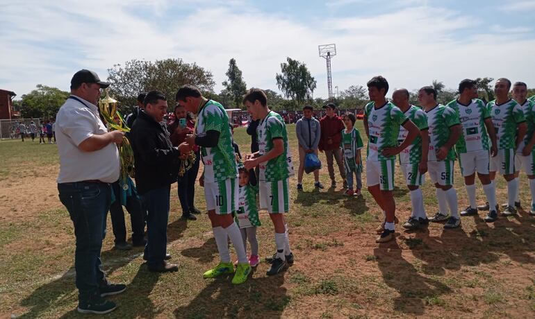 Premiación a los integrantes del equipo del Club Sportivo Ysypoyú,  Campeón en la Liga Emboscadeña de Deportes.