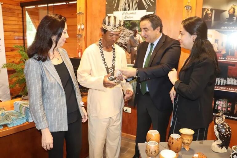 El director del coro indígena de la comunidad Guavirami, Benito Benítez, recibió las llaves del local habilitado de manos del embajador turco en Paraguay, Serhat Aksen.