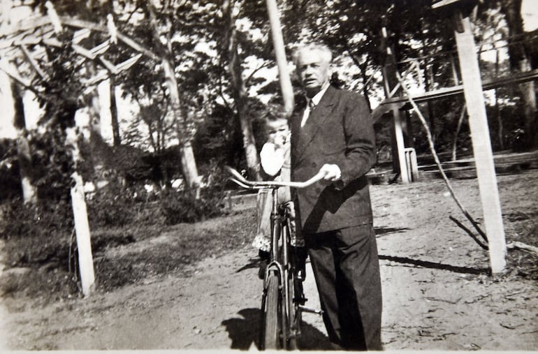 El doctor Constantino Gramatchicoff con uno de sus nietos.