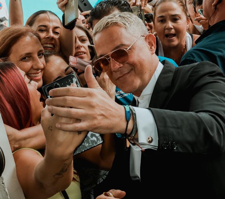 Ale Sanz tomándose fotos con sus fans al llegar a la ceremonia donde recibió el título de doctor Honoris Causa. (Instagram/Alejandro Sanz)