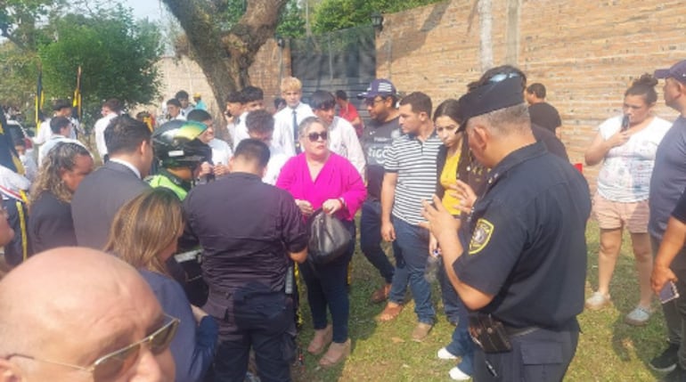 Incidente en desfile estudiantil en Yapacaraí. Foto: Ypacaraí Comunicaciones.