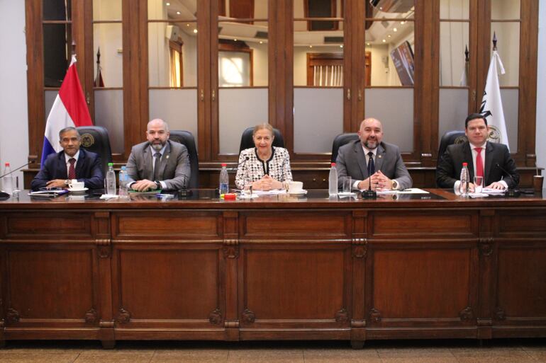 Los miembros del Jurado en la sesión de este jueves, el ministro Manuel Ramírez Cándia, el consejero Enrique Berni, la presidenta Alicia Pucheta, el diputado Orlando Arévalo y el diputado Alejandro Aguilera.