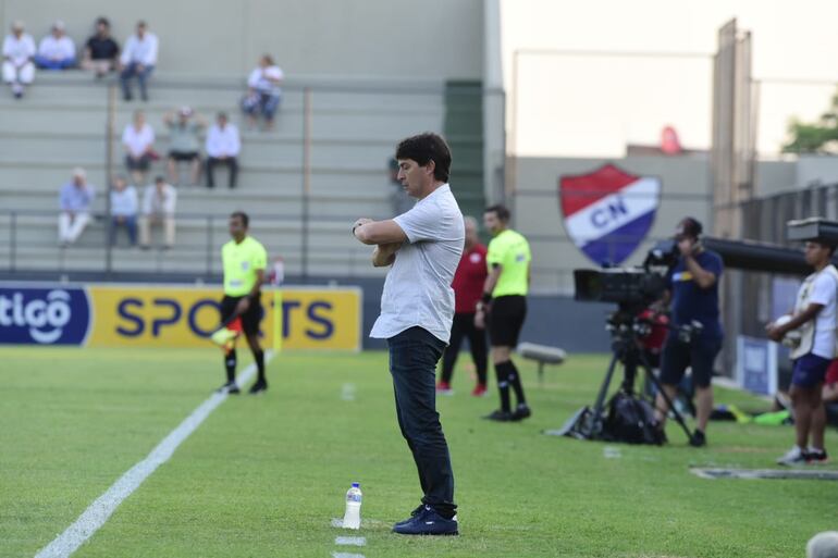 El entrenador Daniel Garnero (camisa) en el último partido con Libertad antes de asumir en la selección paraguaya.