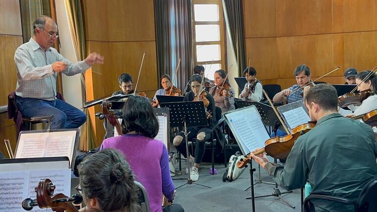 El maestro Gabriel Graziani ensaya con los músicos de la OSIC para el concierto de esta noche.