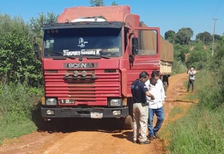 El camión fue abandonado en una zona descampada en la ciudad de Juan E. O’Leary.