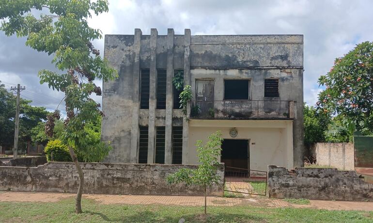 El edificio del Correo Paraguayo de Puerto Antequera en total abandono y con peligro de derrumbe.