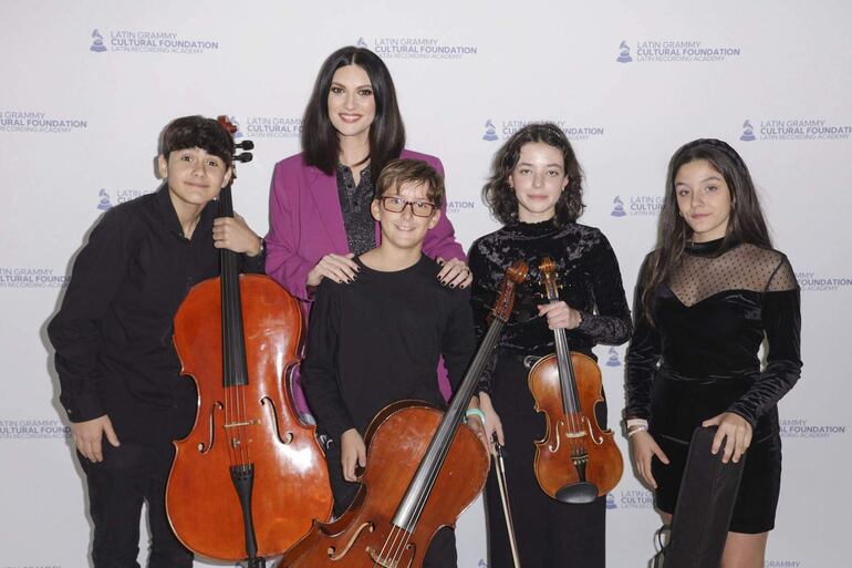 La cantante italiana Laura Pausini, elegida Persona del Año por la Academia Latina de la Grabación, participó en Sevilla en el acto "Latin Grammy en las escuelas" con el que comienza la semana de los Latin Grammy, en el que ha compartido coloquio con los alumnos del Conservatorio Francisco Guerrero.