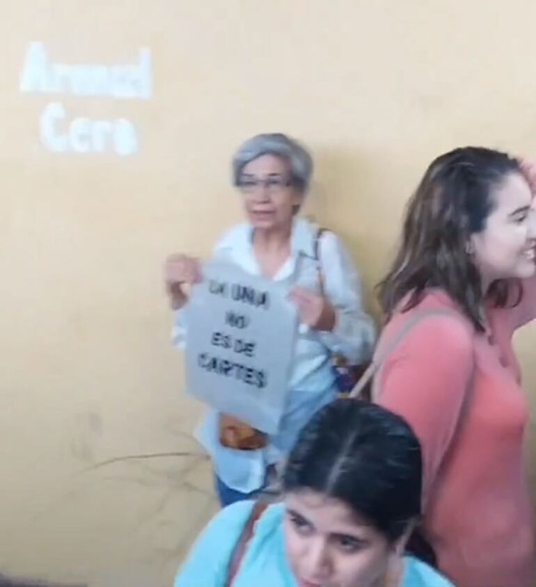 Captura de video de manifestacion de estudiantes frente al campus de la UNA,  12-04--2024