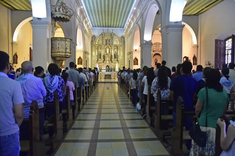 La Catedral Metropolitana se llenó de fieles que escucharon atentamente las palabras del cardenal Adalberto Martínez. 