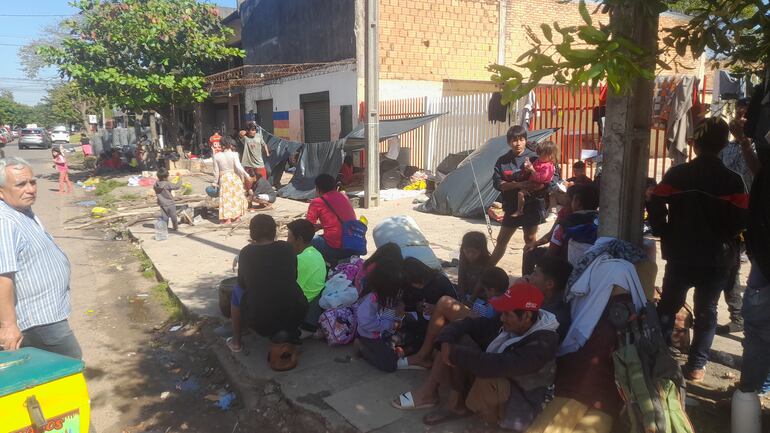 Los nativos en inmediaciones de la Gobernación de Caaguazú.