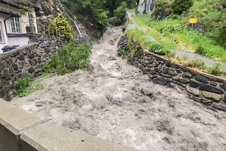 Esta captura tomada de un vídeo de la AFP del 22 de junio de 2024 muestra el río Visp inundado en Zermatt el 21 de junio de 2024. Las violentas tormentas que han azotado la región en los últimos días, sumadas al deshielo, abundante este año, han provocado inundaciones en el pintoresco pueblo de Zermatt, al pie del Matterhorn, donde el río Visp se ha desbordado violentamente.