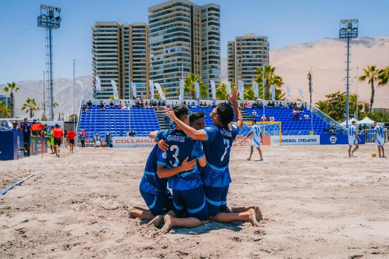 Los jugadores de selección paraguaya celebran un gol en el partido frente a Argentina por la tercera fecha de la fase de grupos de la Copa América de Fútbol Playa Chile 2025 en el estadio Cavancha, en Iquique, Chile.