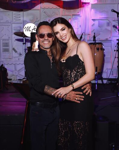 El cumpleañero Marc Anthony con su esposa Nadia Ferreira.