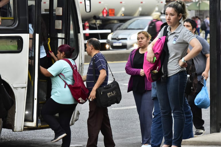 Los pasajeros desconocen a ciencia cierta a qué hora va pasar un colectivo de la Línea en el que deberá viajar, y soporta excesivas esperas en las paradas. 