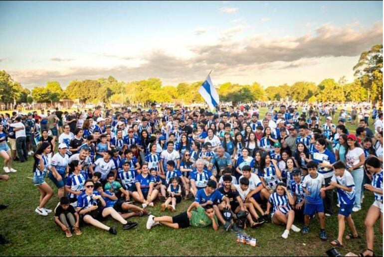 Festejo de los futbolistas y numerosos simpatizantes del Club Lomas Valentinas tras la consagración en la Liga Artigüeña de Fútbol luego de13 años sin logros.