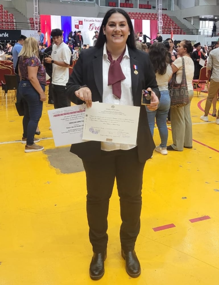 Nadia Rodas fue la mejor egresada en Técnico Superior en Fútbol de Campo, celebrando doble, con el título obtenido también como coach del Sport Colonial.