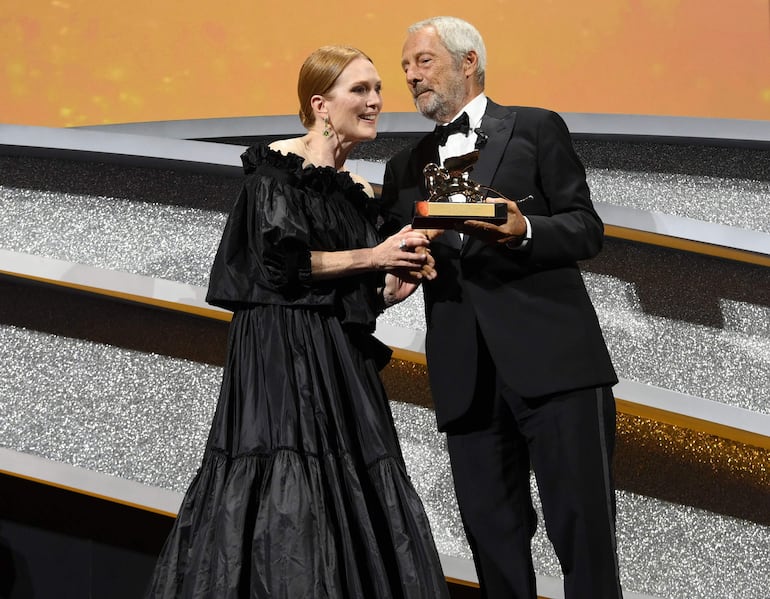 La actriz Julianne Moore y el presidente de la Bienal Roberto Cicutto durante la ceremonia de premiación del 79 Festival de Cine de Venecia, Italia.