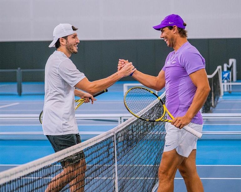 Sebastián Yatra y Rafael Nadal en la academia de Rafa, en Mallorca.