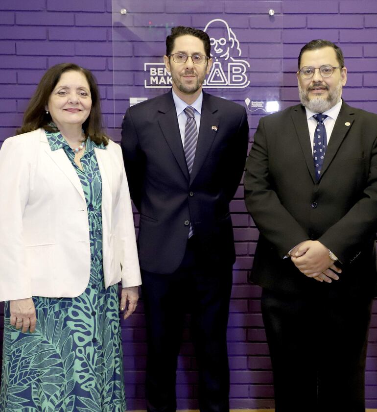 Dra Antonieta Rojas de Arias, rectora de la UCOM; Amir Masliyah, ministro consejero de la Embajada de los Estados Unidos y el Dr. Herib Caballero, Presidente Sociedad Científica del Paraguay.