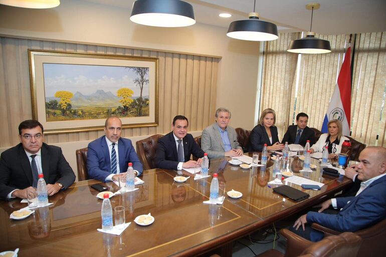 El canciller Rubén Ramírez Lezcano visitó esta mañana la mesa directiva del Senado, con la notoria ausencia del titular de la Cámara Alta, Silvio Ovelar (ANR-HC), quien prefirió asistir a la palada inicial de un empedrado en Coronel Oviedo. 