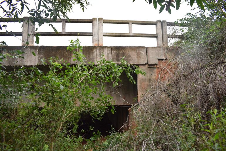 La cabecera del puente debe ser reparada para evitar que se siga hundiendo el puente.