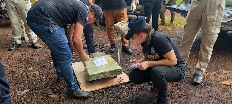 La droga fue minuciosamente pesada por agentes de Antinarcóticos. 