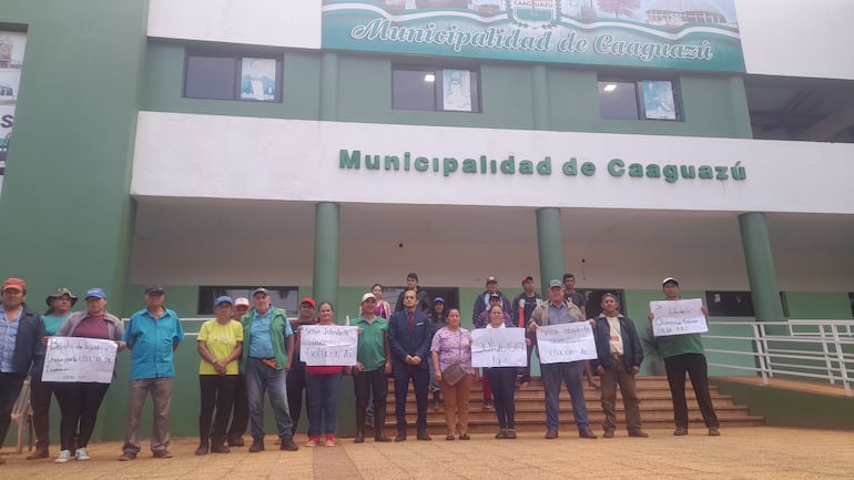 Manifestación de recolectores de basura locales frente la Municipalidad de Caaguazú.