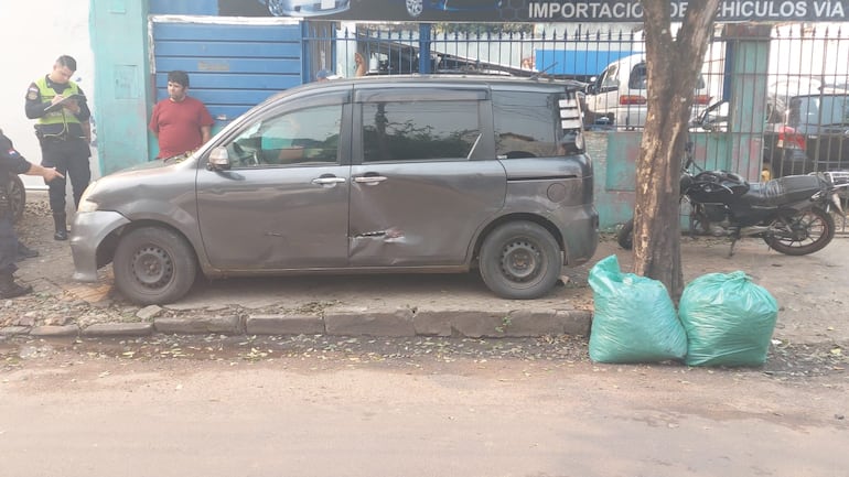 Así se encontró el Toyota Sienta involucrado en un accidente de tránsito registrado sobre la avenida Mariscal López y Venezuela. El conductor, quien trabajaba como para la plataforma Bolt, se dio a la fuga.