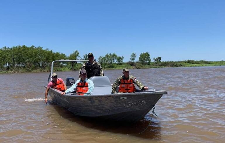 Familiares de militar desaparecido acompañan la búsqueda.