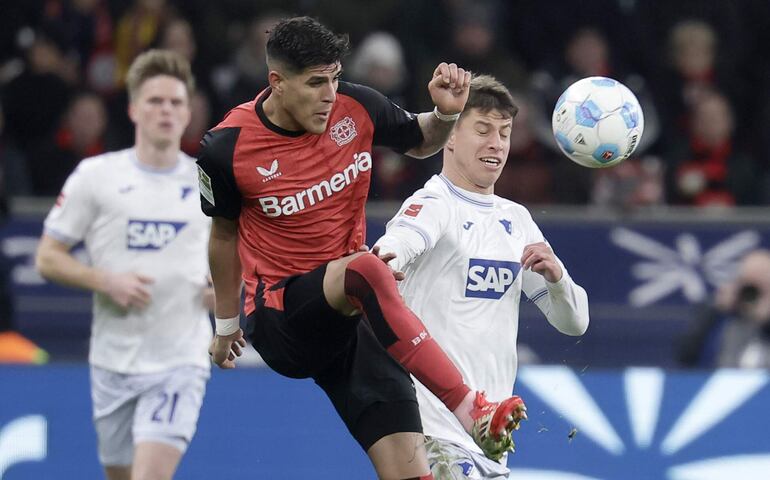 Leverkusen (Germany), 02/02/2025.- Piero Hincapie of Leverkusen (L) in action against Adam Hlozek of Hoffenheim (R) during the German Bundesliga soccer match between Bayer 04 Leverkusen and TSG 1899 Hoffenheim in Leverkusen, Germany, 02 February 2025. (Alemania) EFE/EPA/RONALD WITTEK CONDITIONS - ATTENTION: The DFL regulations prohibit any use of photographs as image sequences and/or quasi-video.
