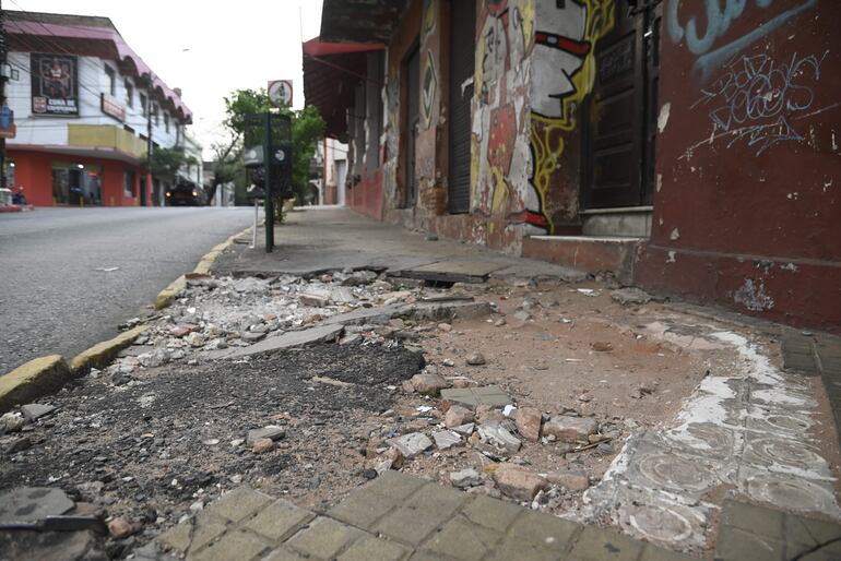 Vereda destrozada, en Herrera casi Iturbe, casco histórico de Asunción.