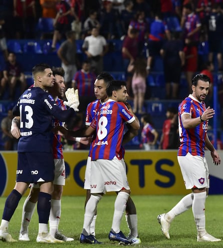 Tímido festejo de los futbolistas de Cerro Porteño luego de la victoria en penales sobre Cerro Porteño.