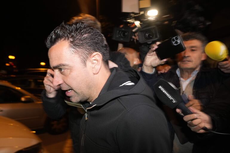 BARCELONA, 24/04/2024.- El técnico del FC Barcelona Xavi Hernández a su salida de la reunión que ha mantenido hoy miércoles con el presidente blaugrana Joan Laporta en Barcelona. EFE / Alejandro García.
