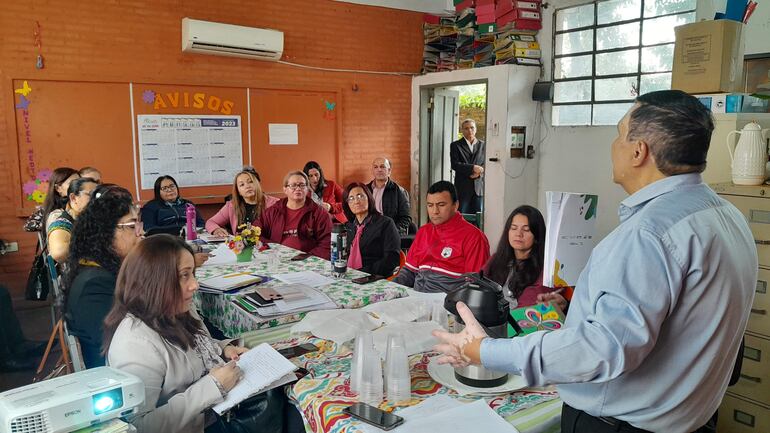 El supervisor, Blas Franco, dialoga con los directores de San Antonio sobre la necesidad de fomentar las acciones contra la violencia y adicciones en las instituciones educativas.