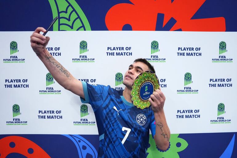 Javier Salas con el trofeo de mejor jugador del partido