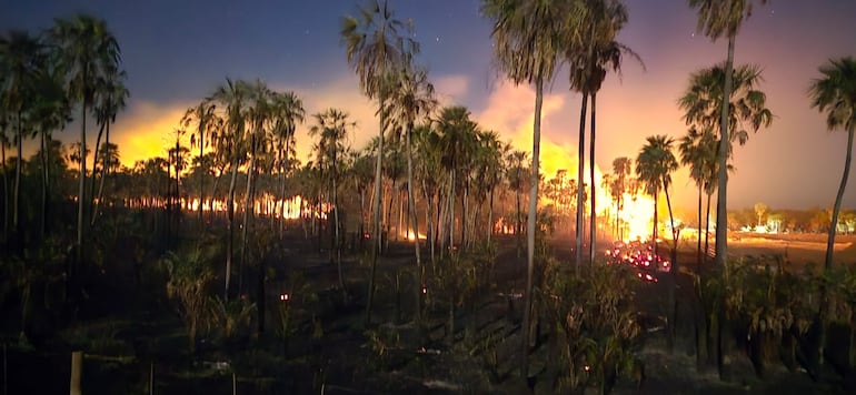 Bomberos voluntarios llevan dos días luchando contra un gran incendio en la zona de Campo León, departamento de Presidente Hayes, Chaco.