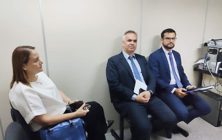 La fiscal Patricia Sánchez y los abogados Víctor Dante Gulino y Álvaro Cáceres, defensores del senador Hernán Rivas, en la sala de audiencias del Juzgado de Garantías.
