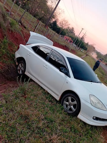 El vehículo Toyota Allion en el que huían los cuatro hombres armados.